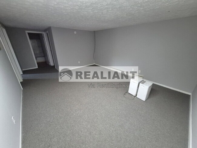 Building Photo - 5085 Wooddale Dr