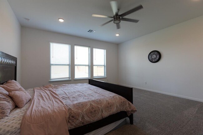 Building Photo - 2332 Giona Pl