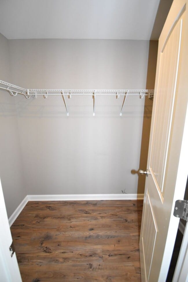 Building Photo - 2 bedroom Dog Friendly Condo For Rent Near...