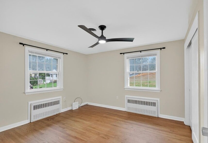 Building Photo - 880 Corvair Rd