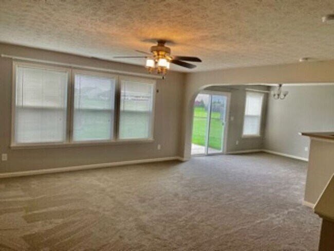 Building Photo - Spacious 3 Bedroom 2.5 bath in Camby!