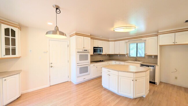Building Photo - 3581 Cercis Way
