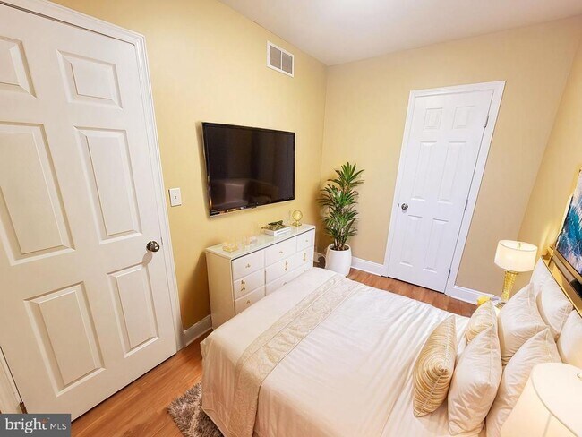 Building Photo - 923 E Schiller St