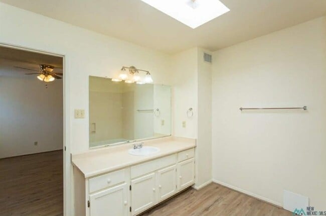 Building Photo - 1009 W Poe St