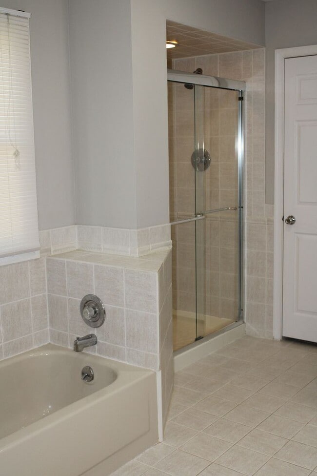 Building Photo - 3BR - WOODED VIEWS • FINISHED BASEMENT • BONUS LOFT • TE SCHOOL DISTRICT