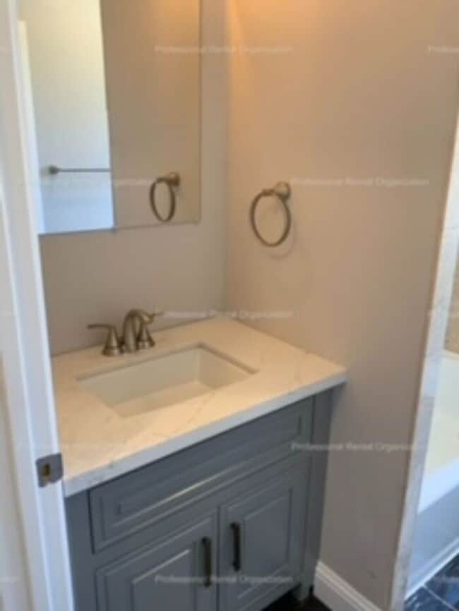 Building Photo - Country property minutes from downtown Pet...