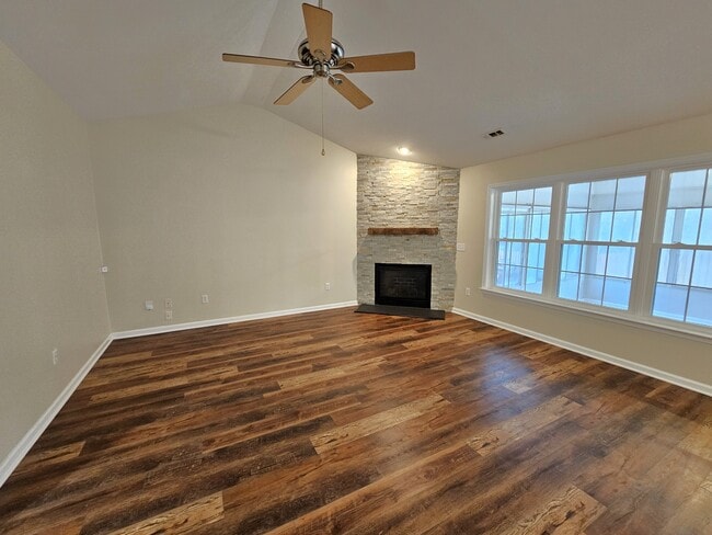 Building Photo - 203 Crown Empire Ct