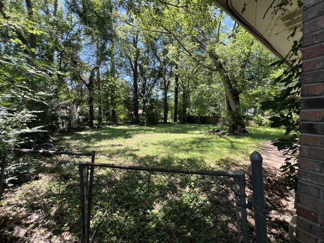 Building Photo - 2915 Longwood Dr