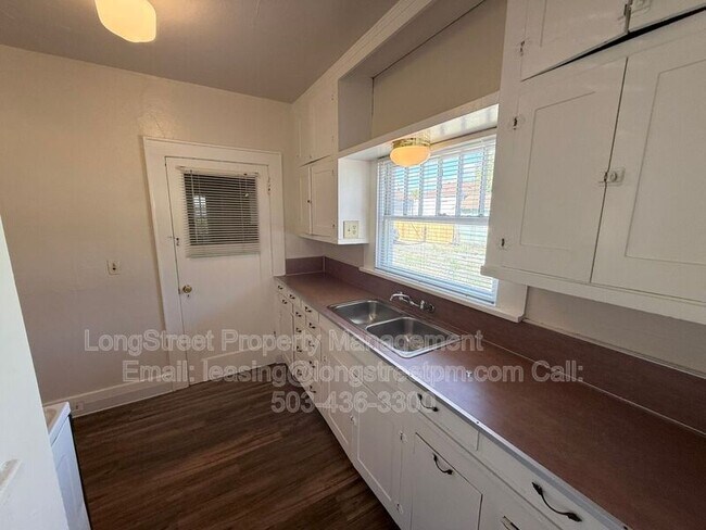 Building Photo - 588 Knapps Pl NE
