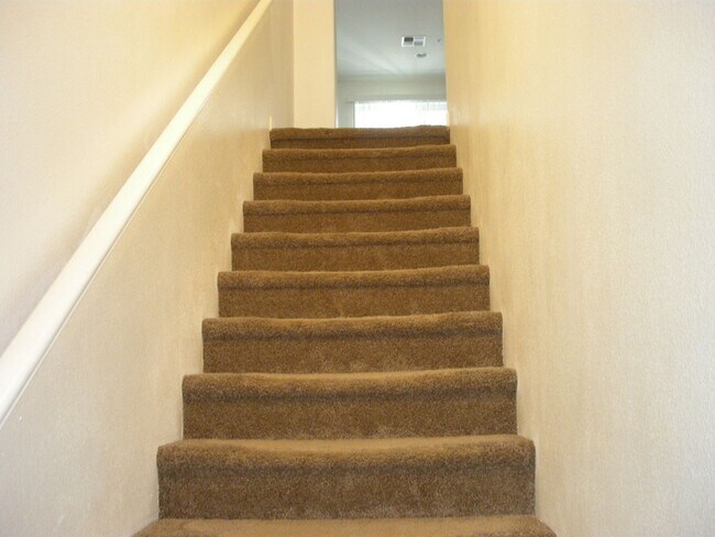 Building Photo - Three Bedroom, Two and a Half Bath Townhome Near UNR