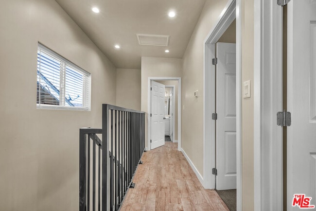 Building Photo - 2816 3/4-2814 W Jefferson Blvd