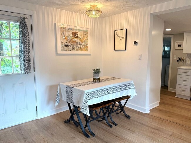 Building Photo - 2 Bedroom 2 Bath Annual Furnished Cottage ...