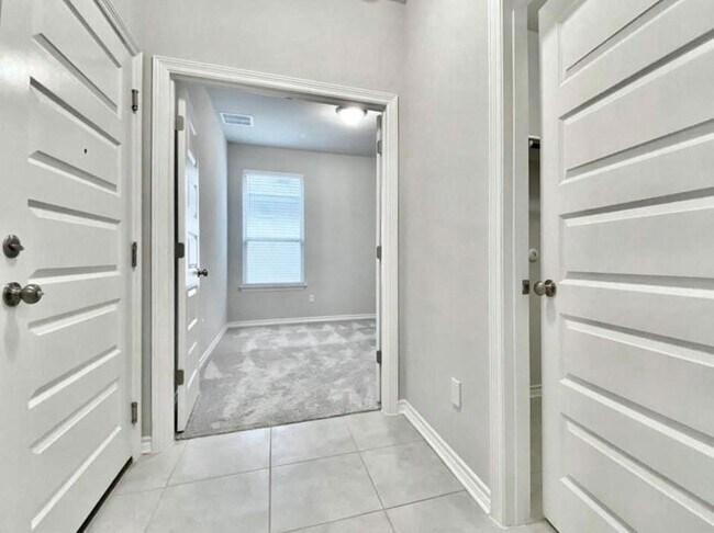 Building Photo - 816 Alta Wy