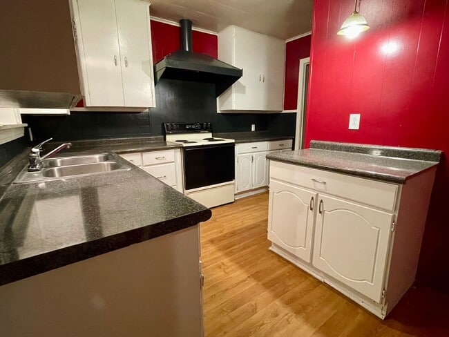 Building Photo - 605 E Main St