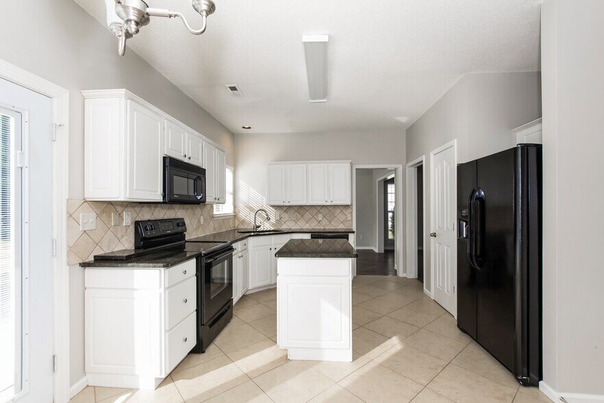 Building Photo - 12024 Brownestone View Dr