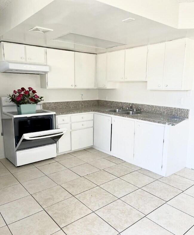 Building Photo - HIVE SUMMER MOVE-IN SPECIAL: DOWNSTAIRS CONDO | RECENLY REHABBED 2 BEDROOM 1 BATH | ACROSS FROM C...