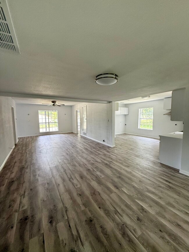 Building Photo - 411 Dee Ln