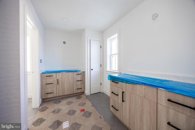 Building Photo - 453 E Franklin St