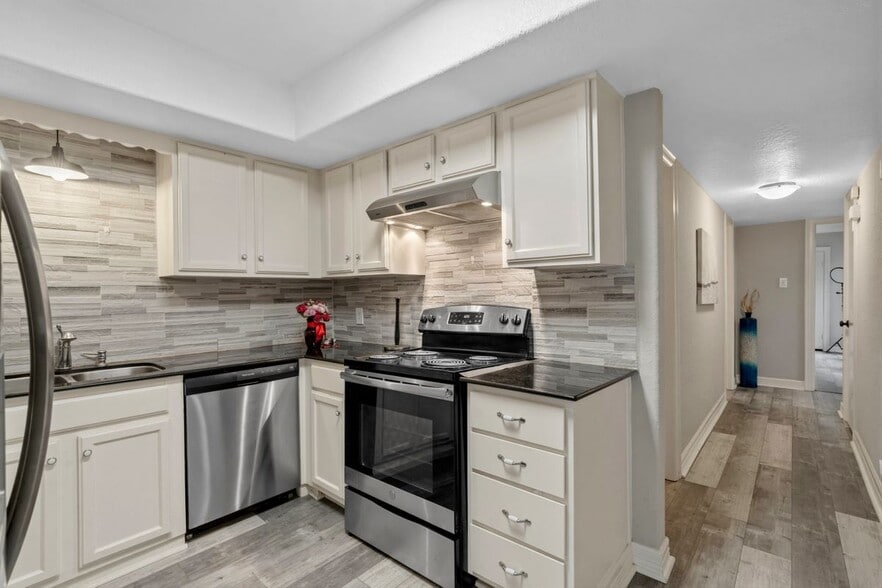 Building Photo - 2938 Camelot Ln