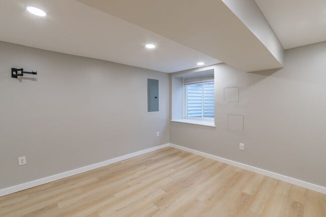 Building Photo - Three Bedroom Graduate Hospital Townhome