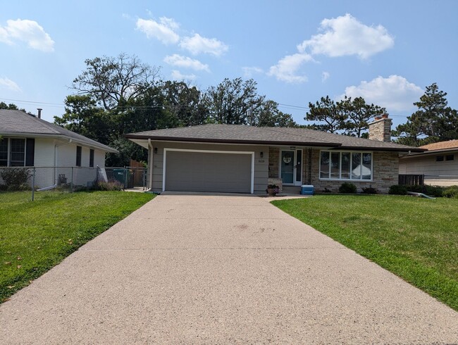 Building Photo - Charming & Spacious Home in the Heart of R...