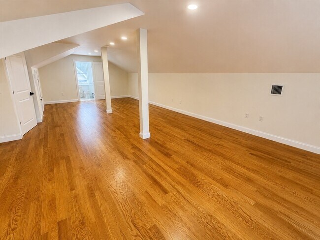 Building Photo - 122 Laconia St