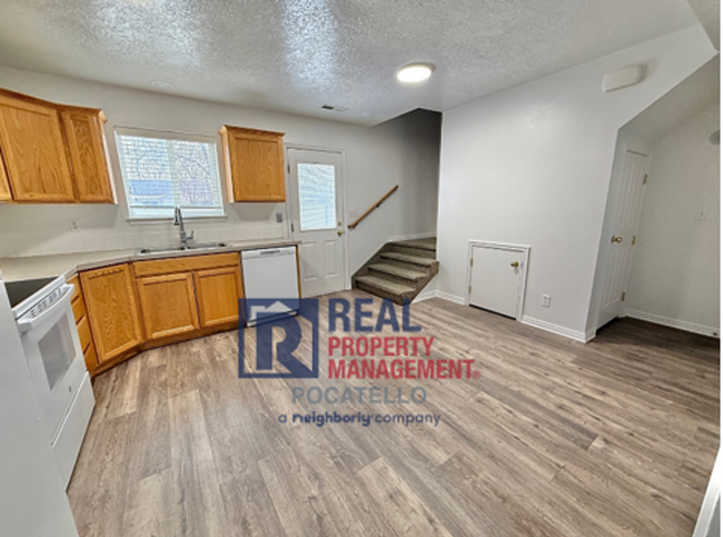 Building Photo - MOVE IN SPECIAL - 3 Bedroom 1.5 Bath Apart...