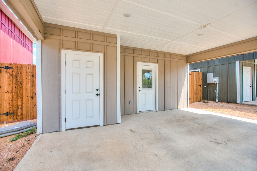 Building Photo - 1009 Holiday Dr