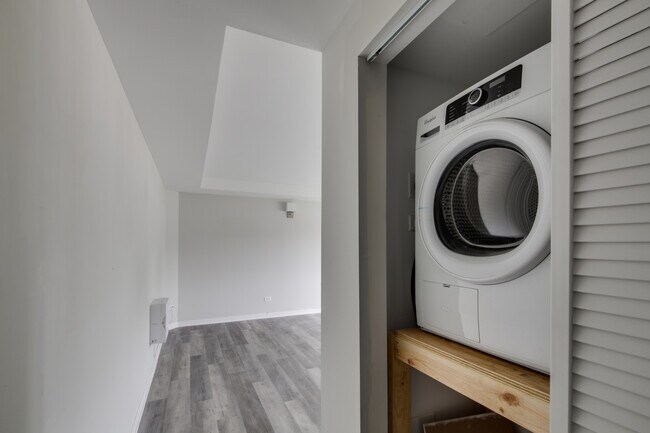 Building Photo - 531 N Ridge-209