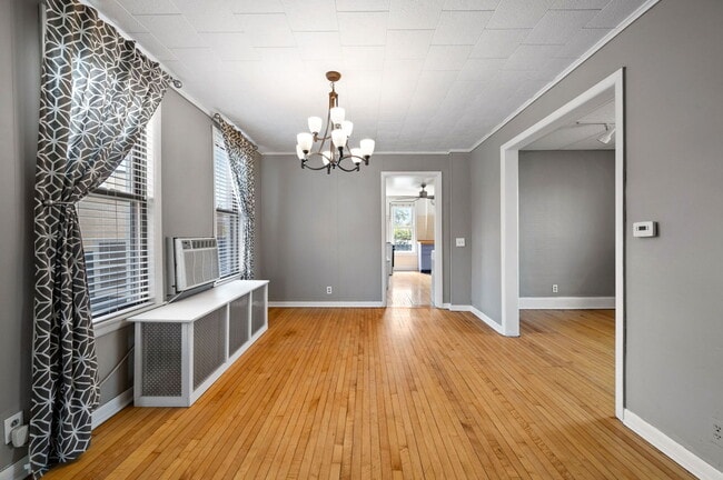 Building Photo - 809 W Touhy Ave