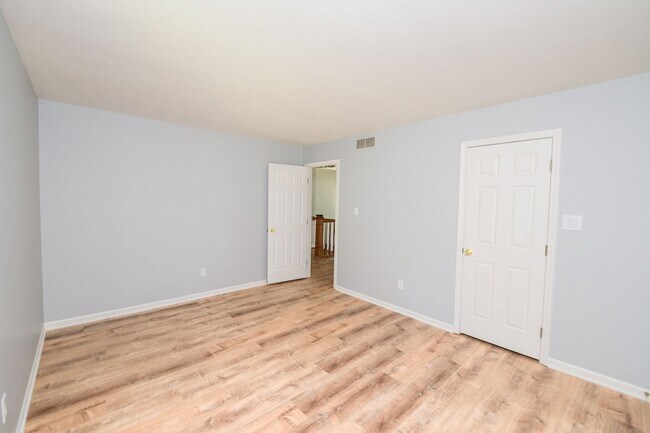 Building Photo - 5 bedroom / 2.5 bathroom Home for Rent in Valparaiso