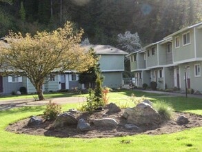 Building Photo - Two Story 2 Bedroom Condo
