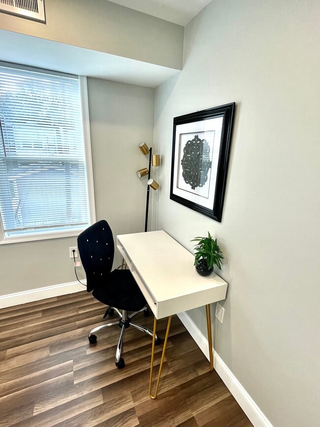 Building Photo - 4206 Eads St NE