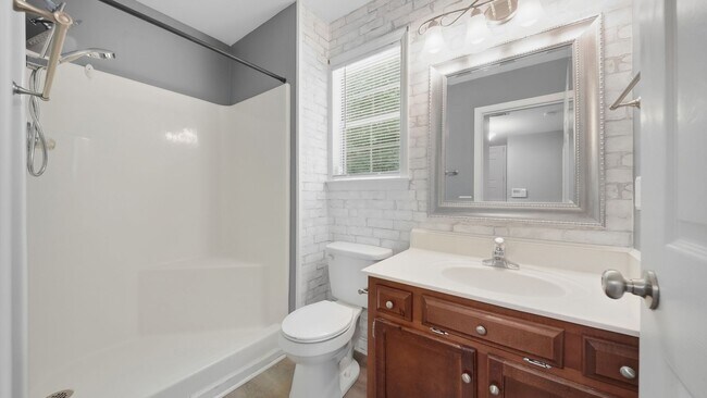 Building Photo - East Brainerd Home Available NOW!