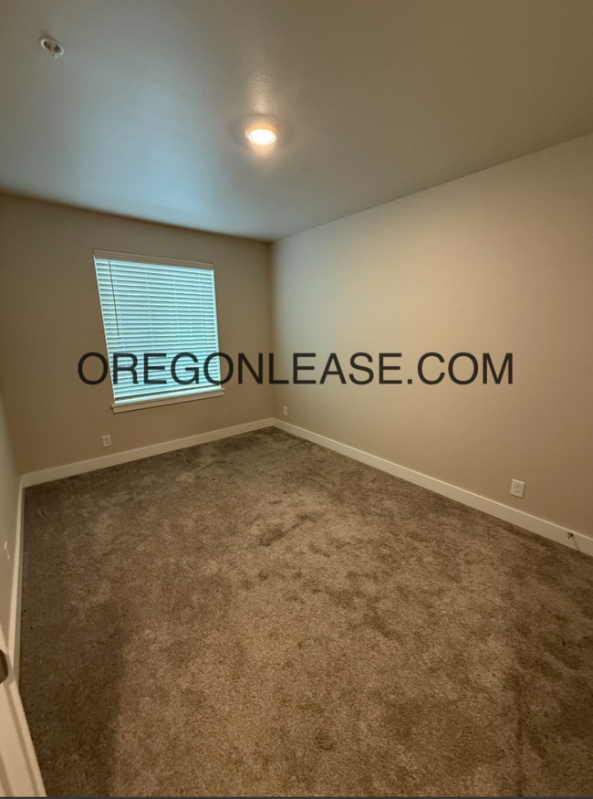 Building Photo - Newer 2-Bedroom Apartment located off Jasper Rd in South Springfield
