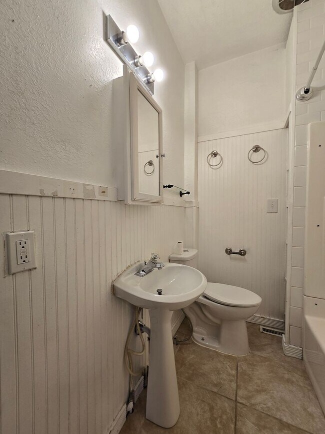 Building Photo - 135 Custer Ave