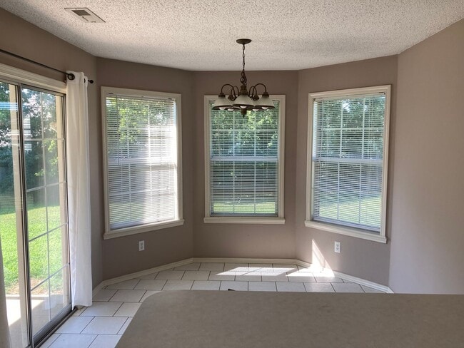 Building Photo - 3 Bed / 2 Bath Extremely close to Wedington Exit! Pre-leasing for Aug 10 Move-in!
