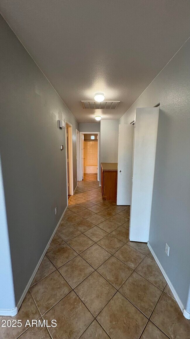 Building Photo - 9214 W Ross Ave