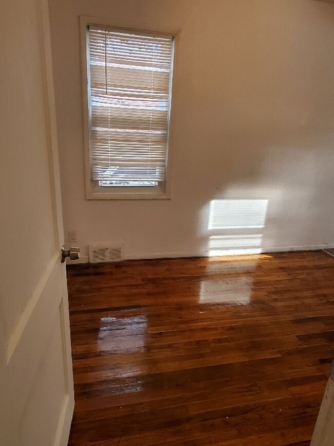 Building Photo - Coming soon - 3bed/1bath - $1000/mo