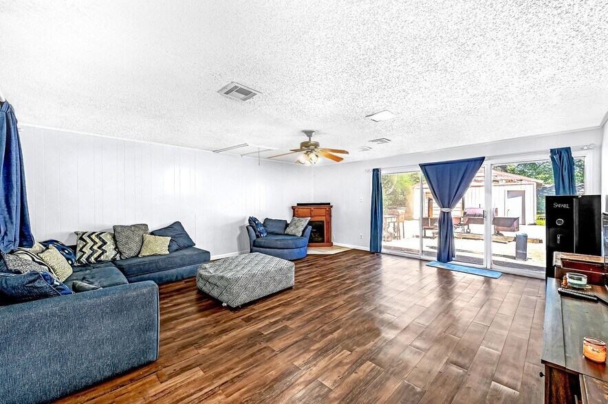 Large living room - 3806 Tilson Ln