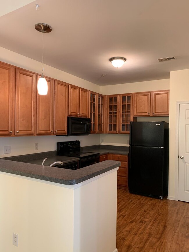 Building Photo - 2 Bedroom 2 Bath Condo on Botsford Court A...