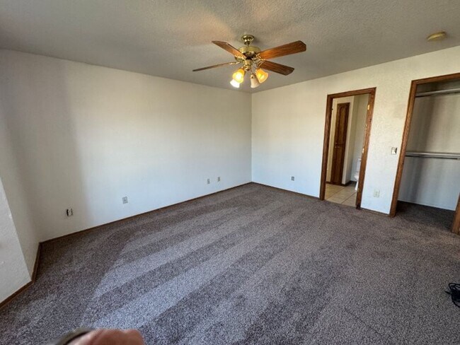 Building Photo - 4 bed 2story, 2 full baths, fenced yard, i...