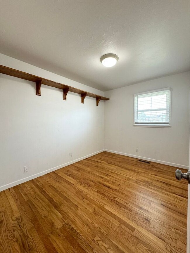 Building Photo - Charming Updated 3bd, 1bath Home In SW Lov...