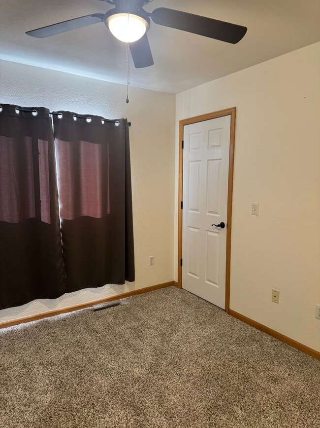 Building Photo - Charming 5 Bedroom