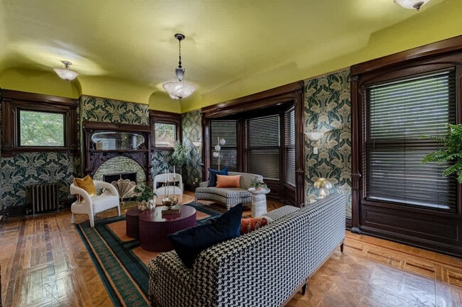 Building Photo - 258 W Market St