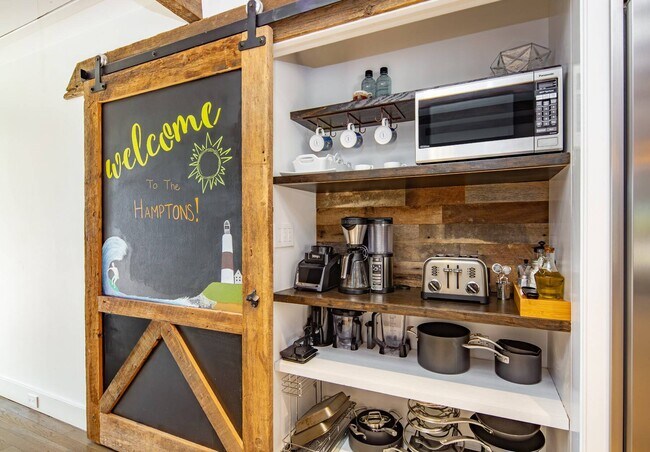 Building Photo - 91 Pantigo Rd