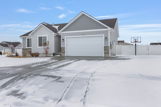 Building Photo - 3 Bed 2 Full Bath home