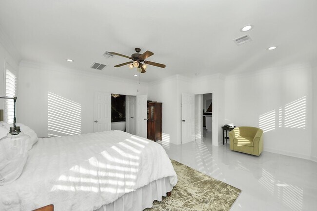 Building Photo - 17859 Camp Cove Dr