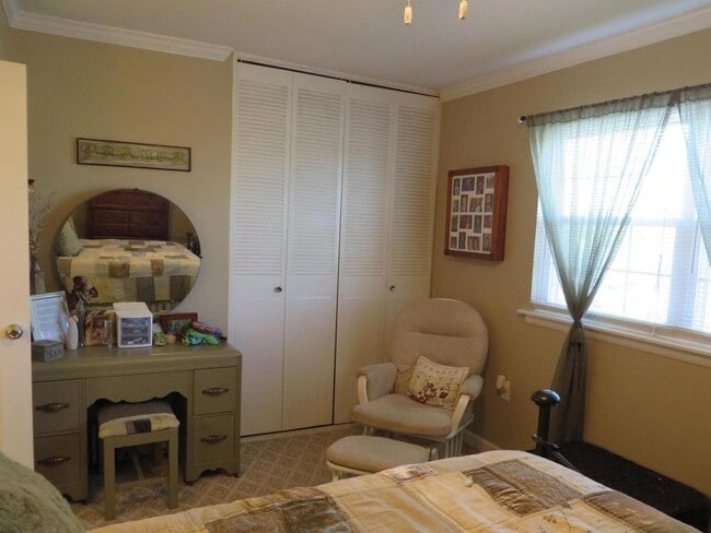 Building Photo - Beautiful 3 BR/2.5 BA Townhome in Millersv...