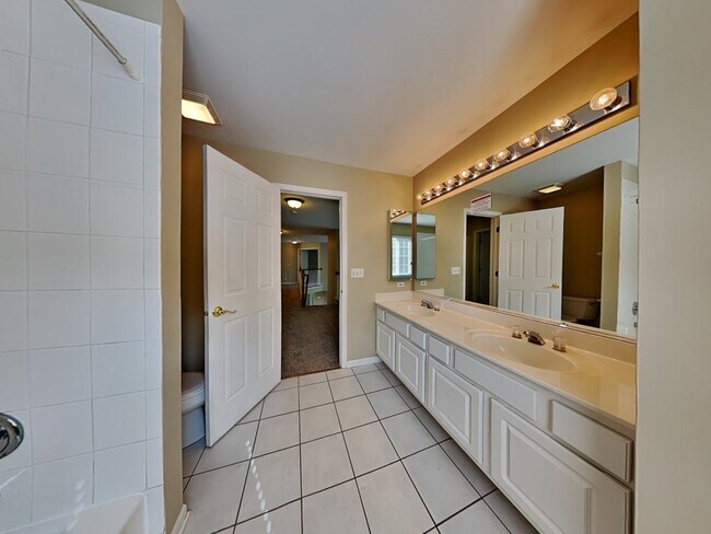 Building Photo - 7401 Brentwood Ln